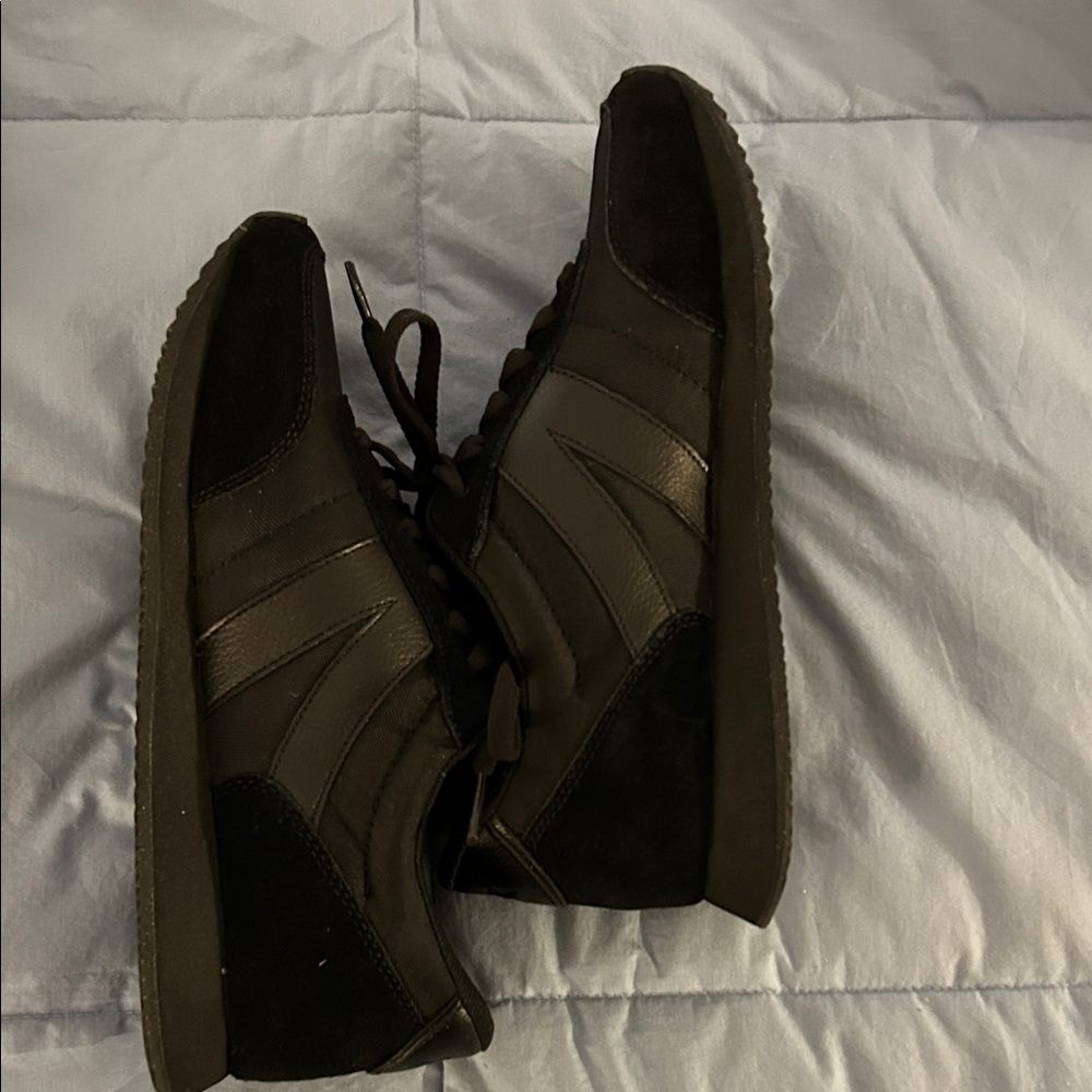Kizik Women's Black Sneakers - Picture 4 of 5